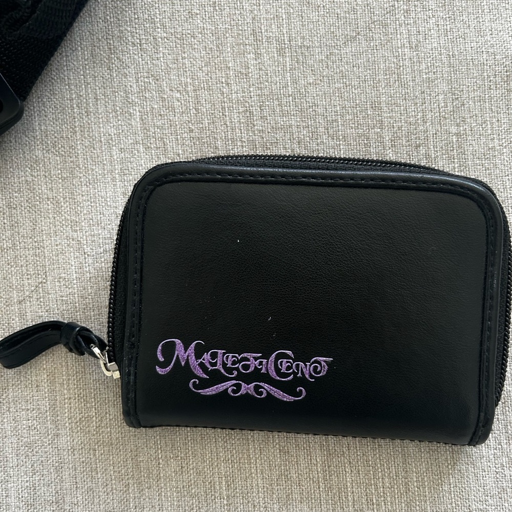 Disney's Maleficent Vintage crossbody with matching wallet - Picture 6 of 9
